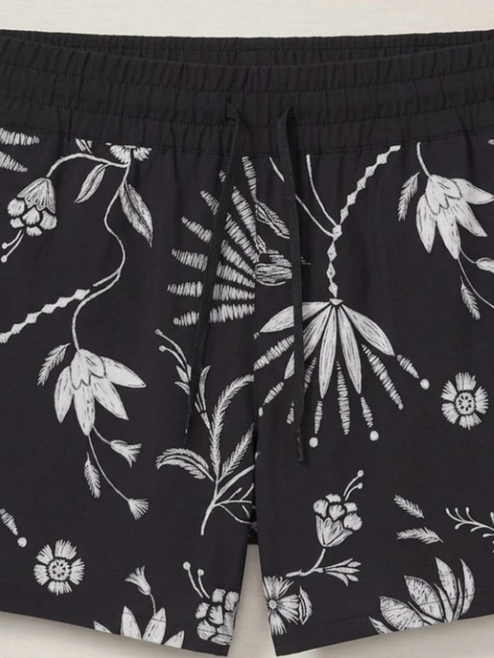 Women’s size 8 M Athleta Black Baja Floral Athletic drawstring Shorts